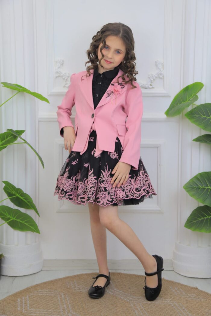 Kit . Four-piece skirt, jacket, brooch and shawl